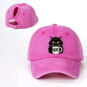 Dettaglio del berretto da baseball rosa lavato con simpatica stampa di un gatto nero imbronciato.