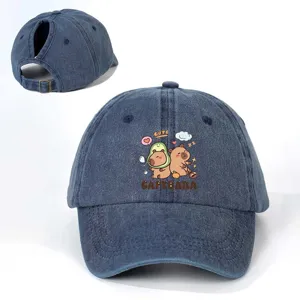 Detailansicht der dunkelblauen Denim-Pferdeschwanz-Baseballkappe mit süßem Capybara-Print.