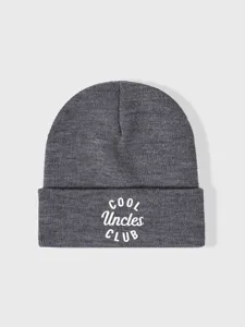 Dettaglio della cuffia in maglia grigia con ricamo bianco Cool Uncles Club e risvolto.