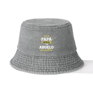 Gros plan détail du chapeau bob lavé gris avec un design de texte espagnol personnalisé.
