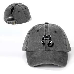 Gorra de béisbol gris para coleta con bonito estampado de gato negro y hebilla ajustable.