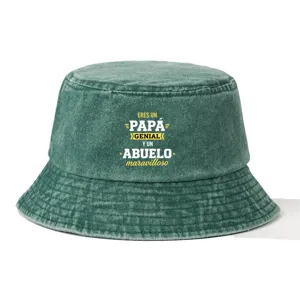 Détail de bob en coton lavé vert, casquette en toile vintage avec texte imprimé.