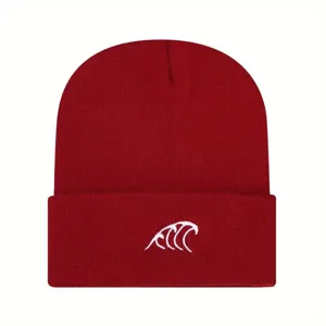 Berretto in maglia rossa con ricamo a onda bianca sul risvolto, caldo, comodo e casual.