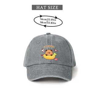 Graue gewaschene Baumwoll-Baseballkappe mit süßem Capybara Bananen-Print und Größendetails.