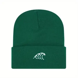 Verde berretto in maglia con ricamo d'onda bianca, risvolto a coste, caldo dettaglio invernale.