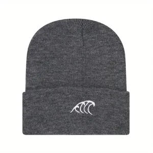 Dettaglio berretto in maglia grigio scuro, cappello invernale caldo con ricamo onda bianca.