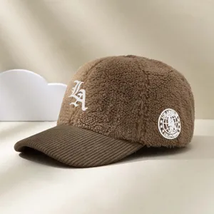 Casquette de baseball marron en sherpa et velours côtelé avec broderie LA et patch.