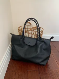 Schwarze grosse Pendler Shopper Tasche minimalistische Handtasche fuer Damen Alltag Reise