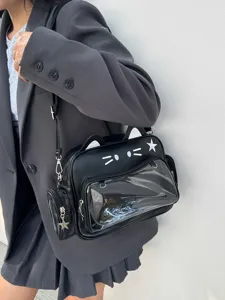 Dettaglio della borsa ita in pelle PU nera con simpatiche orecchie di gatto e tasca trasparente.