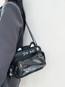 Dettaglio della borsa ita gatto nero con tasca trasparente e ciondoli stella Y2K.