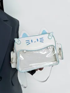 Dettaglio borsa ita gatto bianco con tasca trasparente, viso ricamato e orecchie carine.