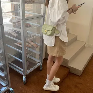 Vue détaillée du sac à bandoulière matelassé chic, sac élégant avec chaîne tendance.