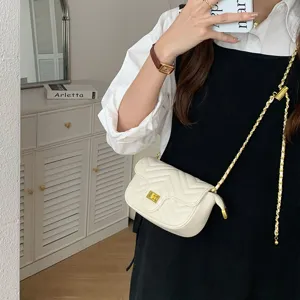 Sac bandoulière matelassé blanc polyvalent pour femme, élégant sac porté épaule avec fermoir dorée.