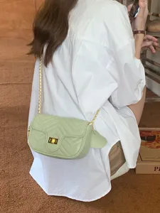 Sac bandoulière matelassé vert clair tendance pour femme, élégant sac porté épaule avec fermoir.