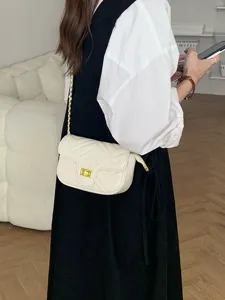Sac bandoulière matelassé chevron blanc avec chaîne dorée et fermoir tourniquet pour femmes vue.