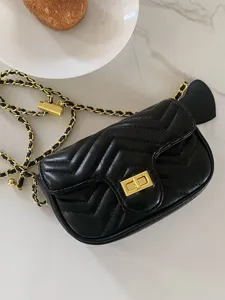 Sac bandoulière matelassé chevron noir pour femme avec chaîne dorée et design élégant chic.