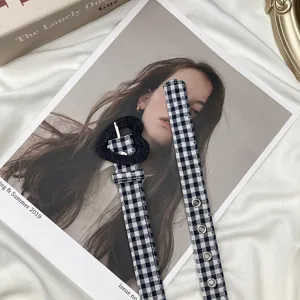 Cintura a quadri bianco e nero con fibbia a cuore in jeans accessorio donna elegante