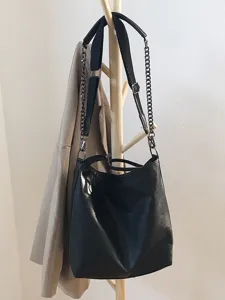 Minimalist black shoulder bag, large capacity crossbody bag with chain strap for daily wear