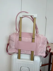 Roze reistas trolleyhoes detailweergave voor handig vervoer op bagage tijdens korte reizen