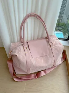 Roze reistas voor dames, grote capaciteit weekendtas met comfortabele schouderriem.