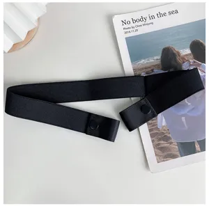 Detail view of black invisible elastic waist belt, buckleless design, perfect for jeans.