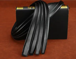 Dettaglio di cintura in vera pelle nera, design senza fibbia per abbigliamento formale.