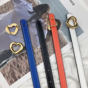 Ensemble de ceinture fine en cuir pour femme avec boucle cœur dorée, élégante sangle de taille.