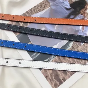 Set de ceintures fines en cuir véritable pour femmes en quatre coloris avec surpiqûres.