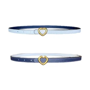 Ceinture fine réversible en cuir pour femme avec boucle cœur dorée, accessoire élégant pour jean.