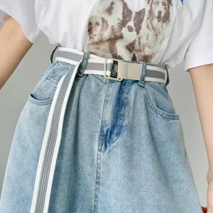 Ceinture en toile rayée élégante pour femme, accessoire tendance et décontracté pour jeans.