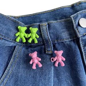 Gros plan détail de jolie boucle en métal d'ours pour serrer la taille de jeans, réglable.