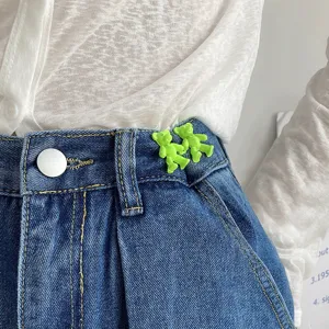 Vue détaillée de l'adorable clip de serrage de taille d'ours vert pour jeans, outil pratique.