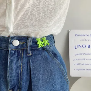Boucle réglable mignonne de serrage de taille de jean d'ours vert pour pantalon en denim.