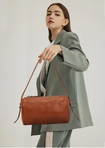 Élégant sac bandoulière cylindrique en cuir pour femme, sac à main marron classique.