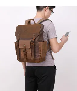 Detailansicht des Vintage Canvas Crazy Horse Leder Herren Rucksacks mit vielen Taschen.