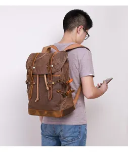 Detailansicht des Vintage-Canvas-Leder-Rucksacks am Modell, zeigt das Rückendesign.