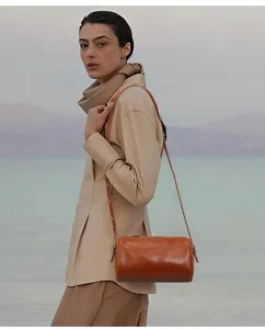 Sac à bandoulière cylindrique en cuir marron pour femme, sac à main vintage pour le quotidien.