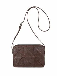 Sac bandoulière en cuir marron pour femme, sac à épaule matelassé géométrique élégant.