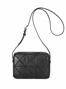 Sac bandoulière en cuir noir avec coutures géométriques triangulaires pour femmes.