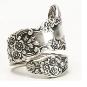 Primer plano detallado del anillo de cuchara floral vintage, grabado en relieve, plata retro.