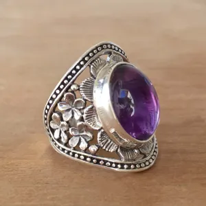 Anello in argento antico con ametista, dettagliato filigrana floreale e pietra viola.