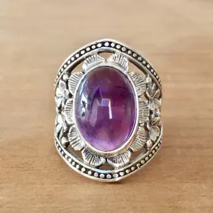 Anello in argento intagliato vintage con montatura in pietra preziosa viola dettagliata.
