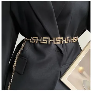 Gedetailleerde close-up van een gouden dames kettingriem met geometrisch ontwerp gedragen op blazer.