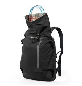 Detailansicht des schwarzen wasserdichten Nylon-Rucksacks mit Schlägerfach und Trägern.
