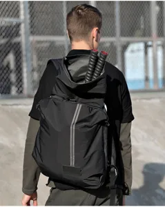 Detailansicht des schwarzen wasserdichten Nylon-Sportrucksacks mit Schlägerfächern.