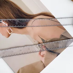 Cinturón ancho transparente con borde de cuentas metálicas para decoración de vestidos.