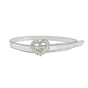 Cinturón transparente de mujer con hebilla de corazón de estrás, elegante accesorio.