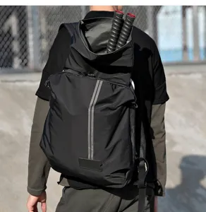 Detailansicht des schwarzen Sportrucksacks aus Nylon mit Reflektorstreifen und Schlägerfach.