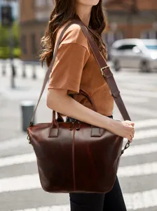Genuine leather women shoulder bag large capacity brown tote bag for daily commute.