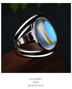Vintage silberfarbener Statement-Ring mit ovalem schillerndem Edelstein und gespaltener Schiene.